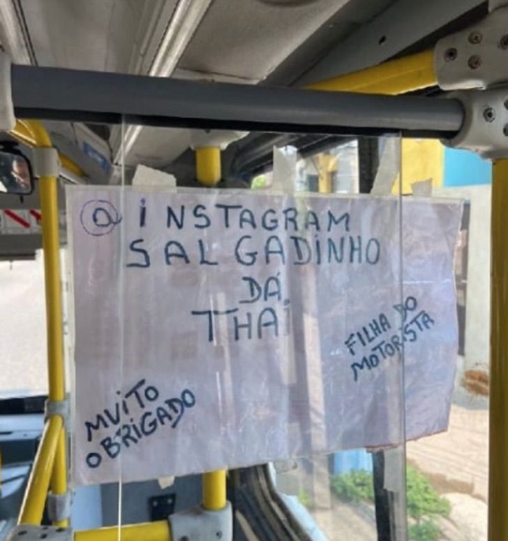 agrandeartedeserfeliz.com - Motorista de ônibus pendura cartaz para divulgar o negócio da filha e ela ganha 45 mil seguidores