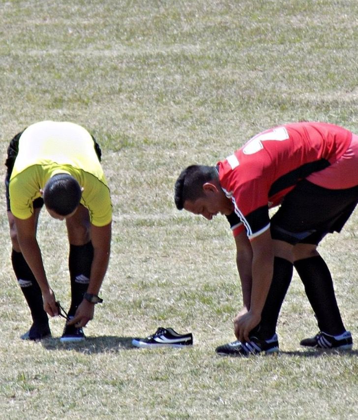 agrandeartedeserfeliz.com - Árbitro oferece suas próprias chuteiras para jogador de futebol entrar em campo e jogar