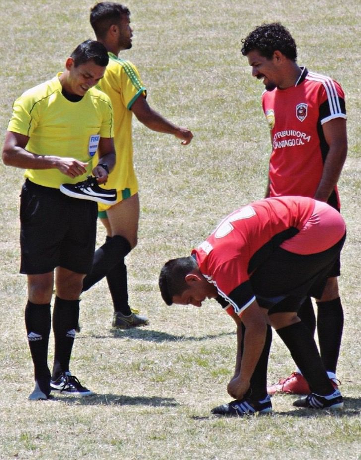 agrandeartedeserfeliz.com - Árbitro oferece suas próprias chuteiras para jogador de futebol entrar em campo e jogar