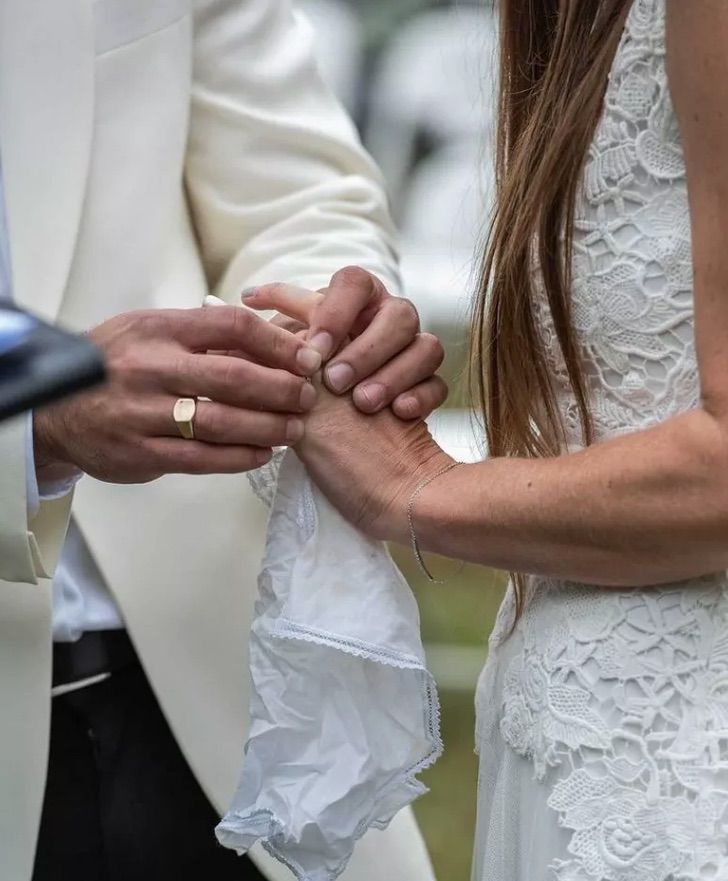 agrandeartedeserfeliz.com - Noiva se casa com vestido tátil para que o marido cego pudesse senti-la ao seu lado