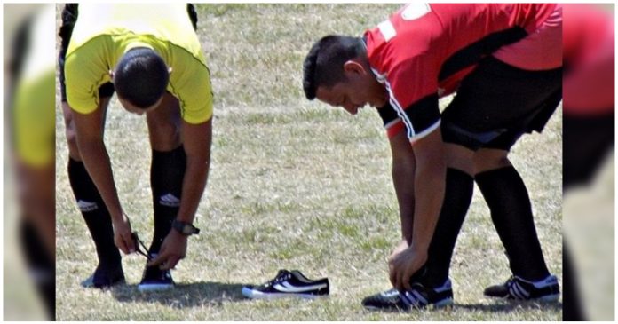Árbitro oferece suas próprias chuteiras para jogador de futebol entrar em campo e jogar