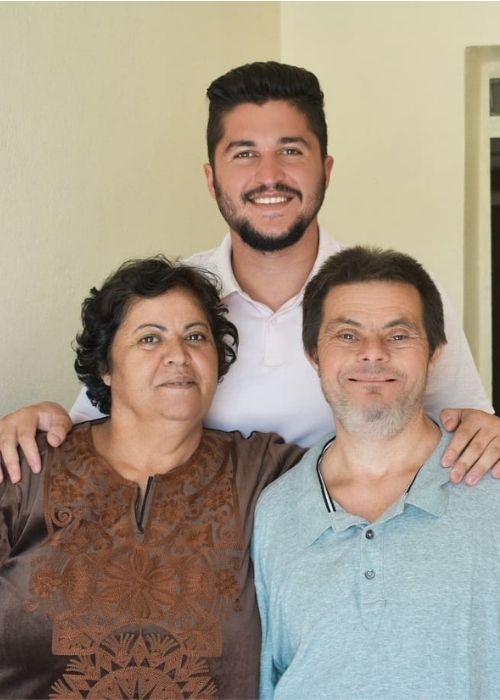 agrandeartedeserfeliz.com - Filho agradece ao pai, que tem Down, pelo apoio incondicional rumo ao diploma de Odontologia