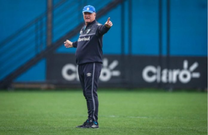 Em situação desconfortável na tabela, Grêmio se despede de Felipão