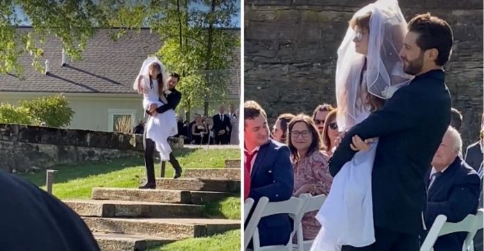 Noivo carrega irmã gêmea com deficiência de sua noiva até o altar para incluí-la na cerimônia