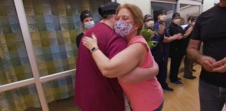 Mulher agradece aos médicos e enfermeiros que salvaram sua vida após experiência de quase morte