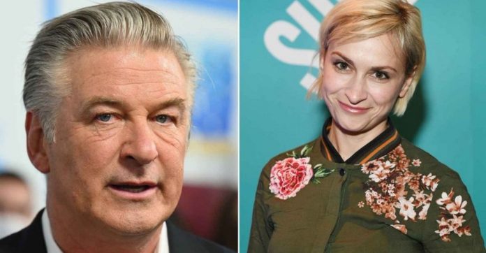 Alec Baldwin apontava arma para a câmera no momento de disparo que matou diretora, diz depoimento