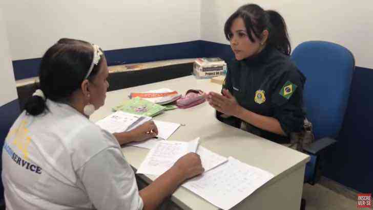 agrandeartedeserfeliz.com - Policial do DF ensina funcionária da PRF a ler e escrever nos intervalos de trabalho