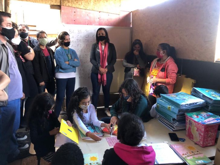 agrandeartedeserfeliz.com - Mulher constrói sala de aula em sua casa para educar as crianças do bairro: 'Minha vocação'