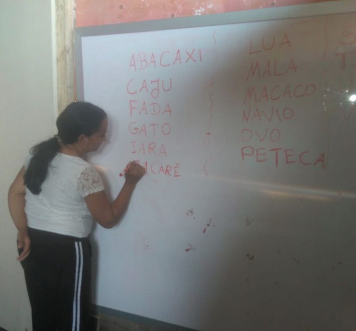 agrandeartedeserfeliz.com - Mulher constrói sala de aula em sua casa para educar as crianças do bairro: 'Minha vocação'