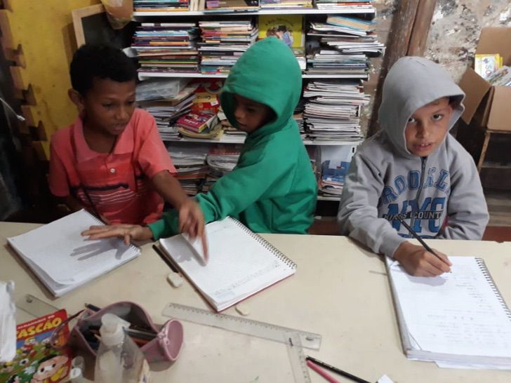 agrandeartedeserfeliz.com - Mulher constrói sala de aula em sua casa para educar as crianças do bairro: 'Minha vocação'