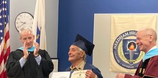 Veterano de 95 anos da Segunda Guerra Mundial conquista diploma do ensino médio