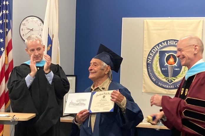 Veterano de 95 anos da Segunda Guerra Mundial conquista diploma do ensino médio