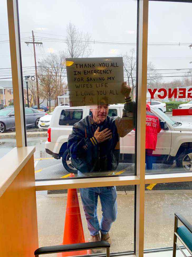 agrandeartedeserfeliz.com - "Obrigado por salvar minha esposa": homem agradece médicos de hospital com cartaz