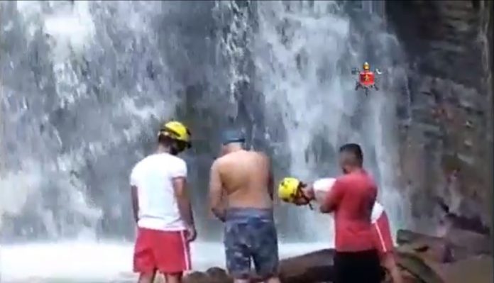 Homem morre ao cair de altura de 30 metros em cachoeira enquanto tentava fazer selfie