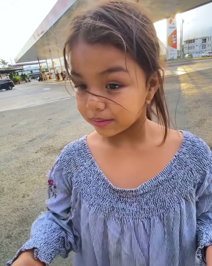 agrandeartedeserfeliz.com - Menina de 6 anos que vende doces nas ruas fala 4 idiomas e sonha estudar medicina veterinária