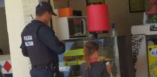 Policial paga lanche para criança que vende doces nas ruas de Campo Grande (MS) e atitude viraliza