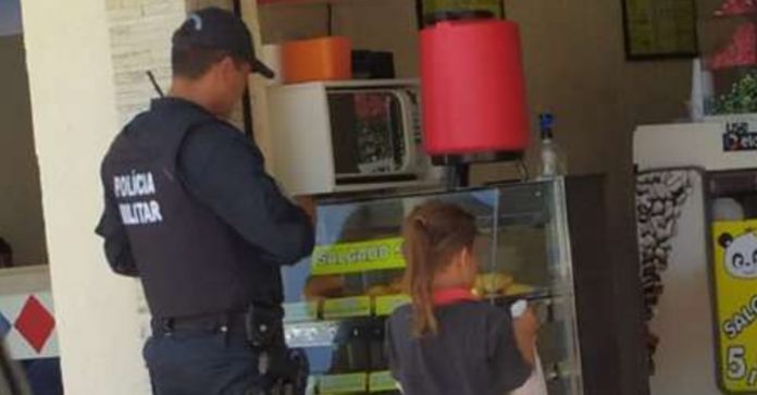 Policial paga lanche para criança que vende doces nas ruas de Campo Grande (MS) e atitude viraliza