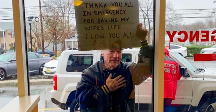 “Obrigado por salvar minha esposa”: homem agradece médicos de hospital com cartaz