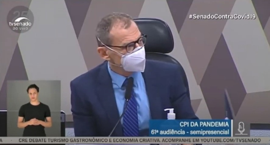 agrandeartedeserfeliz.com - Após ataque homofóbico de empresário, senador abertamente gay diz: "A sua família não é melhor que a minha"