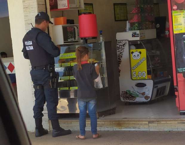agrandeartedeserfeliz.com - Policial paga lanche para criança que vende doces nas ruas de Campo Grande (MS) e atitude viraliza