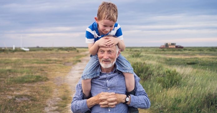 “Eu o amo muito, mas não sou uma creche”: avô cobra R$ 60 a hora para cuidar do neto