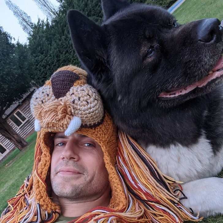 agrandeartedeserfeliz.com - Henry Cavill, o "Superman", agradece seu cãozinho Akita por salvar sua saúde mental: 'Meu melhor amigo'