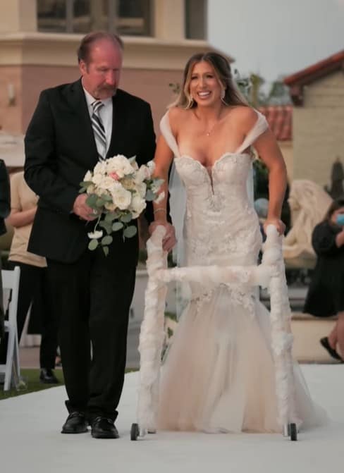 agrandeartedeserfeliz.com - Noiva cadeirante surpreende noivo ao caminhar até o altar sozinha [VIDEO]