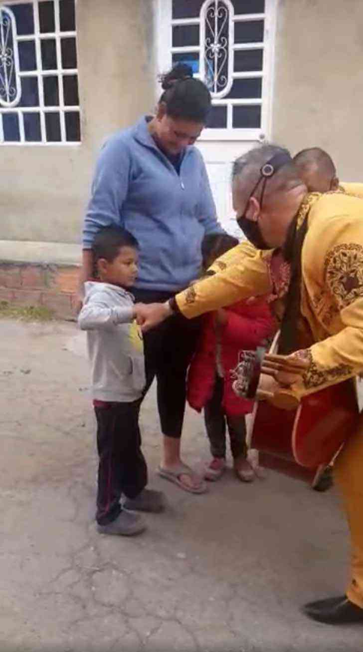 agrandeartedeserfeliz.com - Com bolinhas de gude e R$ 1,50 em moedas, menino de 4 anos paga mariachi para cantar para sua mãe