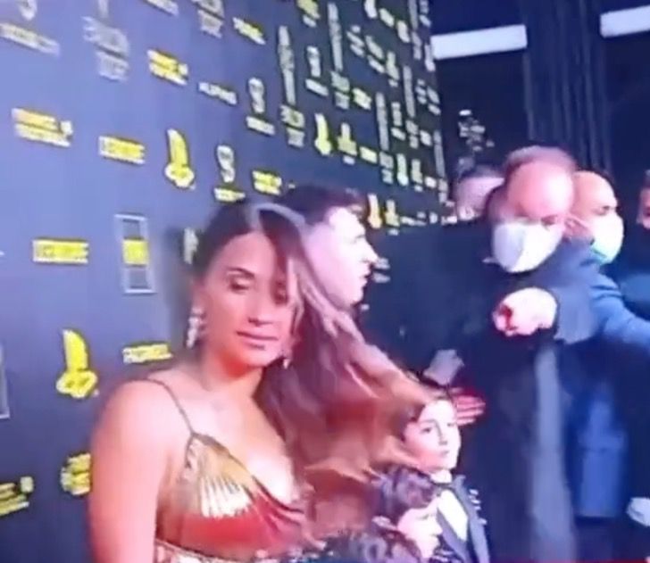 agrandeartedeserfeliz.com - Messi não permite que sua esposa seja retirada das fotos após premiação e a imagem viraliza
