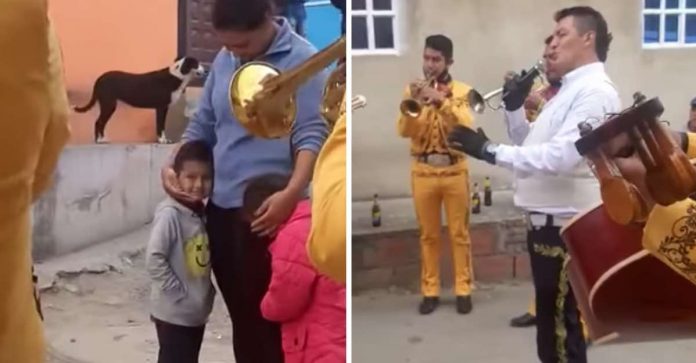 Com bolinhas de gude e R$ 1,50 em moedas, menino de 4 anos paga mariachi para cantar para sua mãe