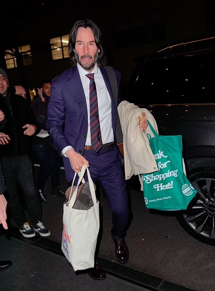 agrandeartedeserfeliz.com - Keanu Reeves surge super elegante para promover Matrix Resurrections; veja fotos