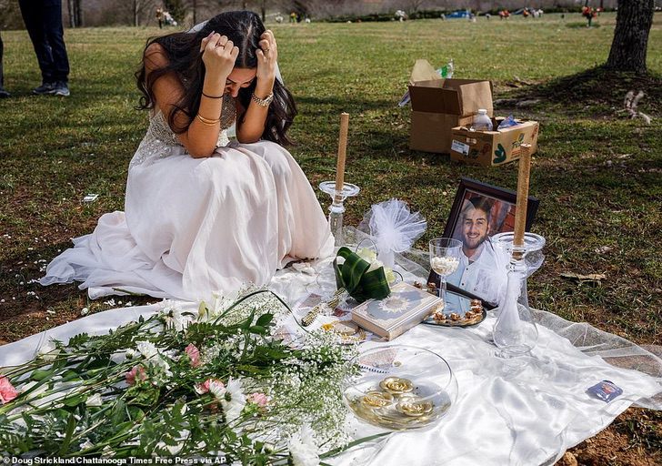 agrandeartedeserfeliz.com - Vestida de noiva, jovem visita o túmulo do namorado após perdê-lo 2 semanas antes do casamento