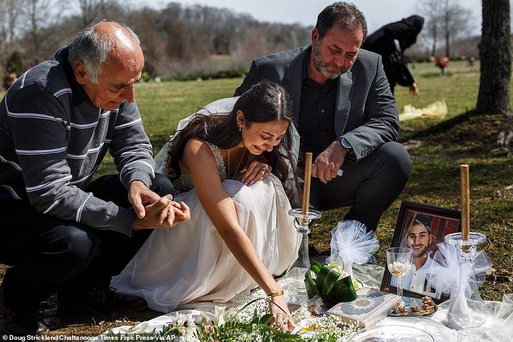 agrandeartedeserfeliz.com - Vestida de noiva, jovem visita o túmulo do namorado após perdê-lo 2 semanas antes do casamento