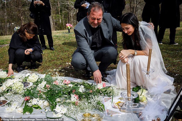 agrandeartedeserfeliz.com - Vestida de noiva, jovem visita o túmulo do namorado após perdê-lo 2 semanas antes do casamento