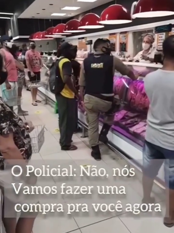 agrandeartedeserfeliz.com - Policial faz super-compra para rapaz carente que o abordou pedindo apenas um saco de feijão