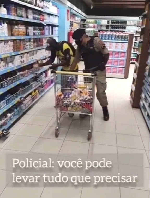 agrandeartedeserfeliz.com - Policial faz super-compra para rapaz carente que o abordou pedindo apenas um saco de feijão