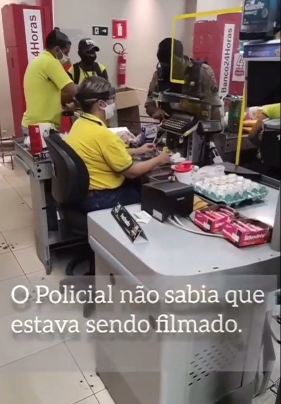 agrandeartedeserfeliz.com - Policial faz super-compra para rapaz carente que o abordou pedindo apenas um saco de feijão