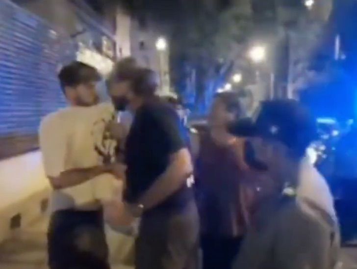 agrandeartedeserfeliz.com - "Você, cale a boca!": na frente da polícia, pai repreende filho que violou toque de recolher [VIDEO]