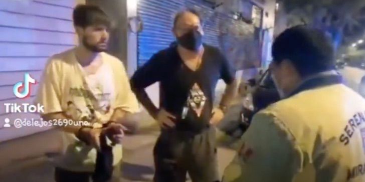 agrandeartedeserfeliz.com - "Você, cale a boca!": na frente da polícia, pai repreende filho que violou toque de recolher [VIDEO]