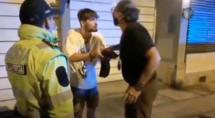 agrandeartedeserfeliz.com - "Você, cale a boca!": na frente da polícia, pai repreende filho que violou toque de recolher [VIDEO]