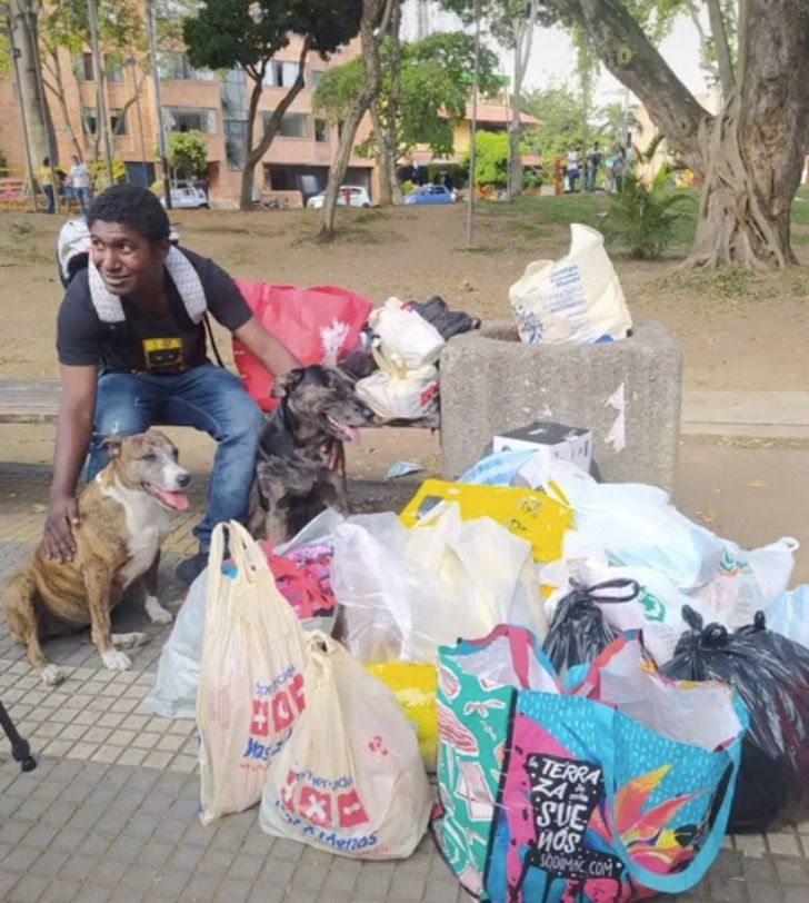agrandeartedeserfeliz.com - Jovem sem-teto que celebrou aniversário de seu cãozinho na rua é acolhido em abrigo da Colômbia