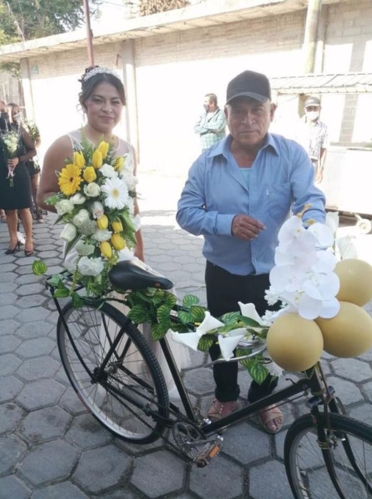 agrandeartedeserfeliz.com - De bicicleta, pai leva filha à igreja no dia de seu casamento: 'Lição de humildade', diz testemunha