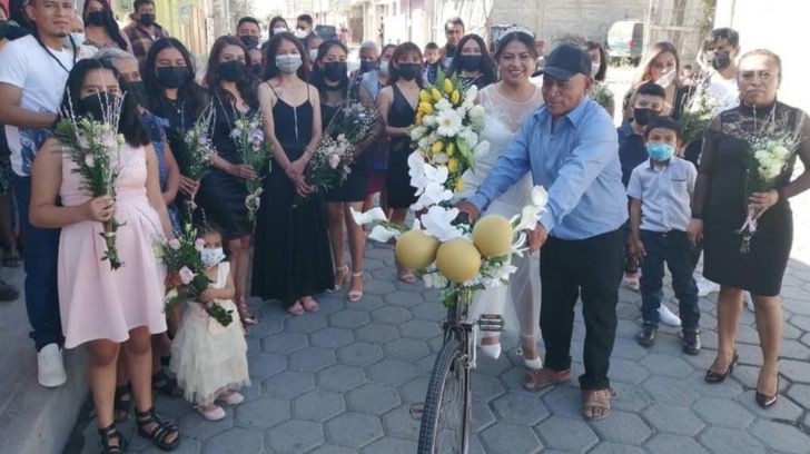 agrandeartedeserfeliz.com - De bicicleta, pai leva filha à igreja no dia de seu casamento: 'Lição de humildade', diz testemunha