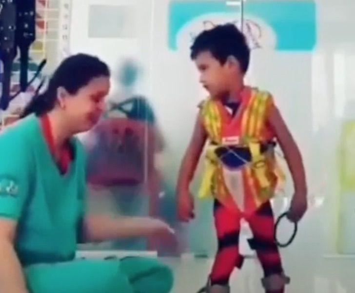 agrandeartedeserfeliz.com - Terapeuta chora de alegria ao ver que seu pequeno paciente com deficiência voltou a andar [VIDEO]