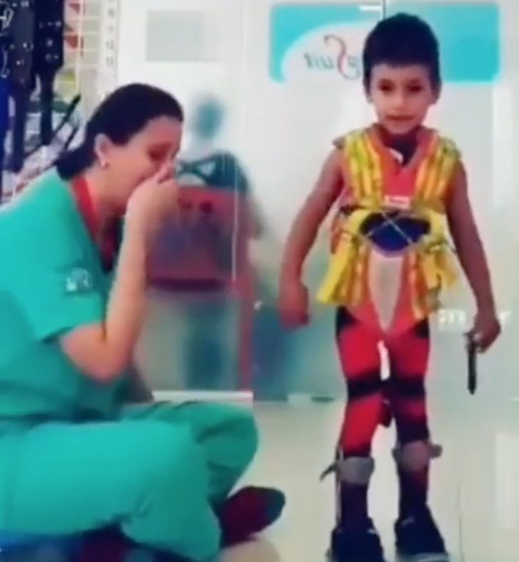 agrandeartedeserfeliz.com - Terapeuta chora de alegria ao ver que seu pequeno paciente com deficiência voltou a andar [VIDEO]
