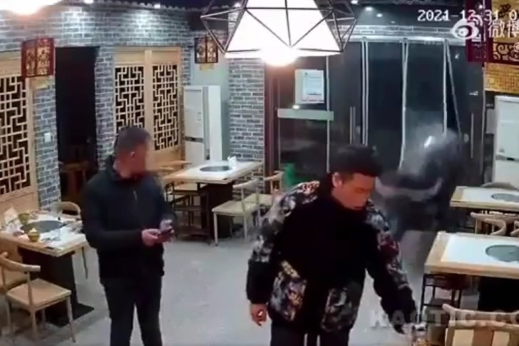 agrandeartedeserfeliz.com - Touro escapa de açougue e busca refúgio em restaurante na China [VIDEO]