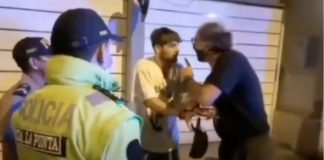 “Você, cale a boca!”: na frente da polícia, pai repreende filho que violou toque de recolher [VIDEO]