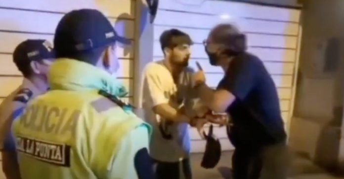 “Você, cale a boca!”: na frente da polícia, pai repreende filho que violou toque de recolher [VIDEO]