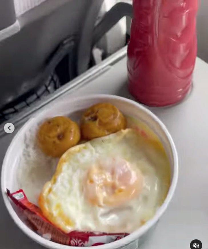 agrandeartedeserfeliz.com - Jovem leva marmita de arroz com ovo em pote de detergente para comer no meio de voo