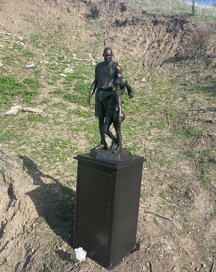 agrandeartedeserfeliz.com - Após 2 anos, Kobe Bryant e sua filha são imortalizados com uma estátua no local do acidente
